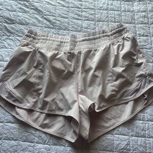 lululemon hotty hot high rise 2.5 inch shorts